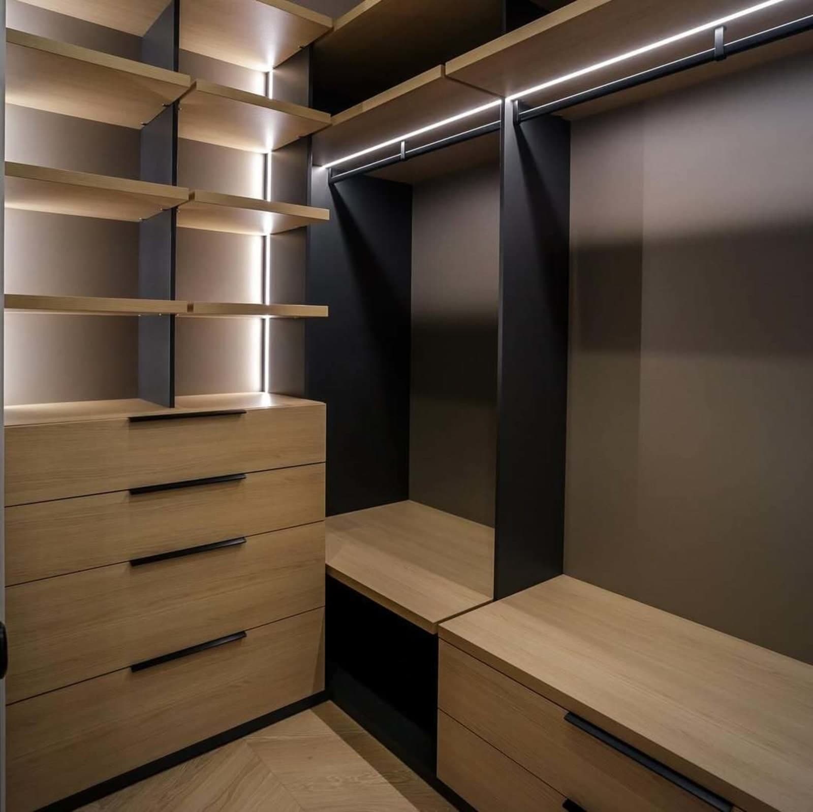 Гардеробная в минимализме с акцентами черного — фото 1