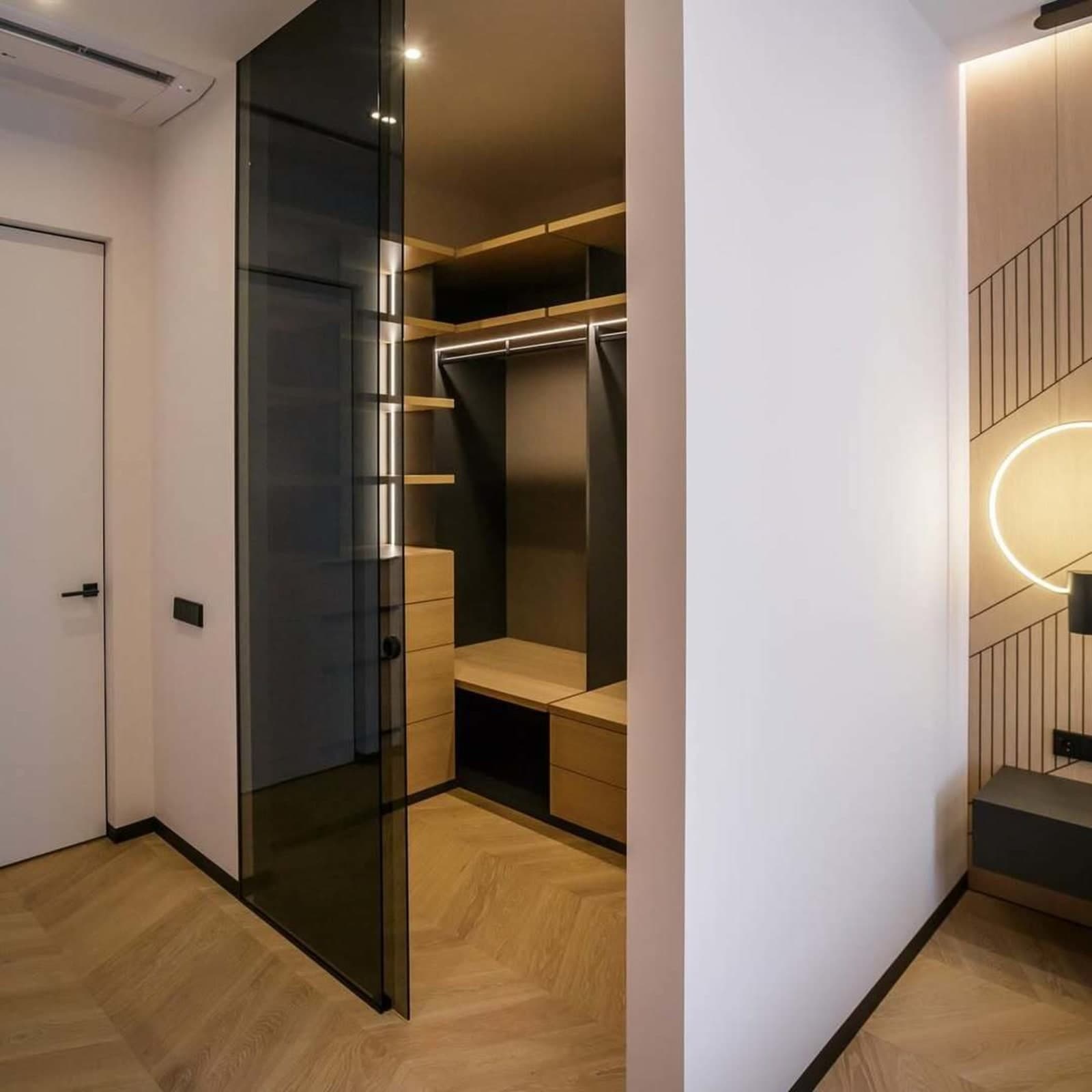 Гардеробная в минимализме с акцентами черного — фото 4