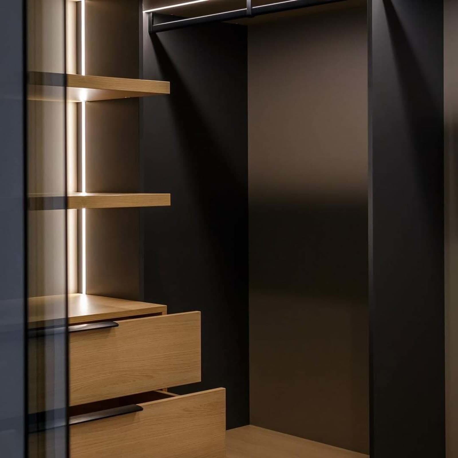 Гардеробная в минимализме с акцентами черного — фото 7