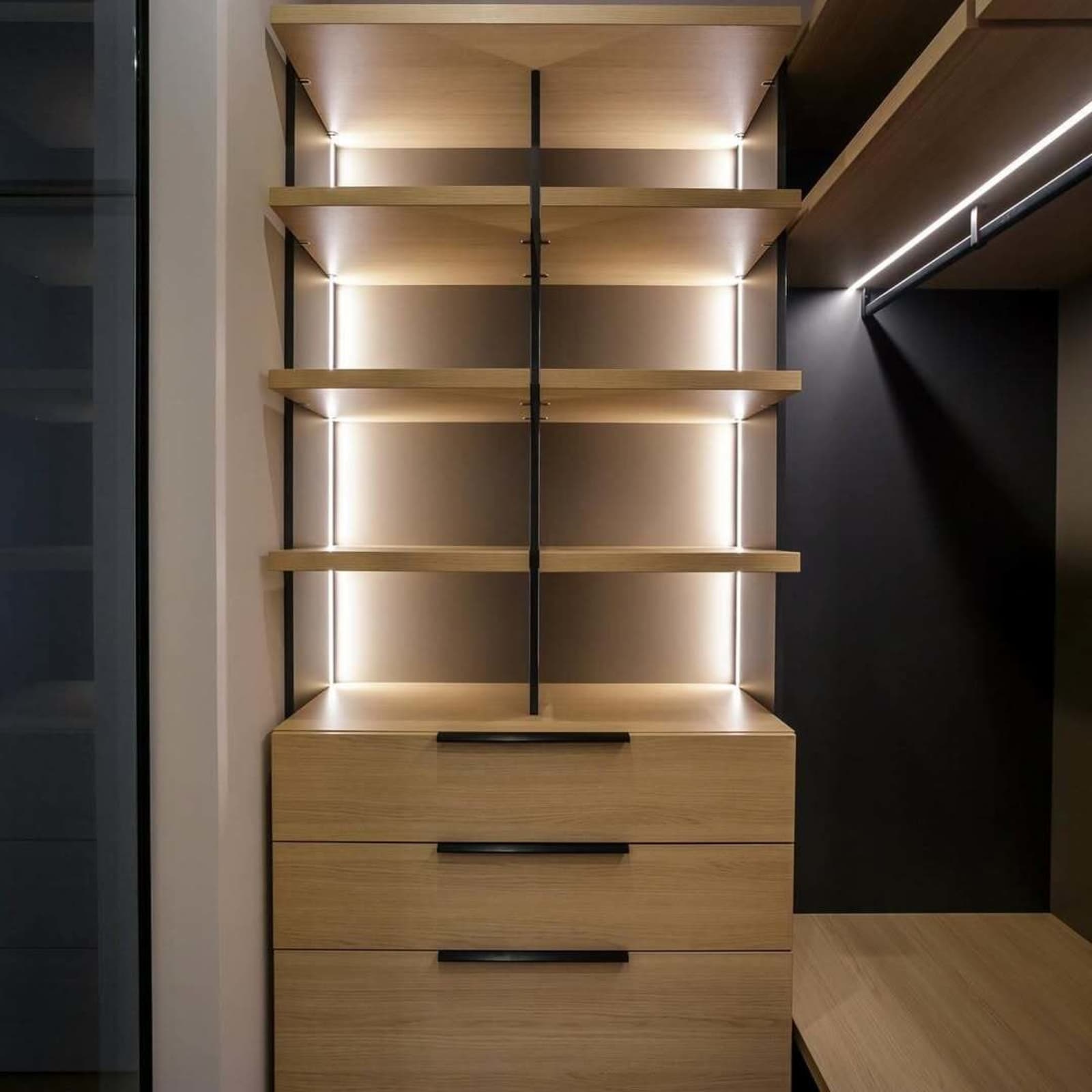 Гардеробная в минимализме с акцентами черного — фото 8